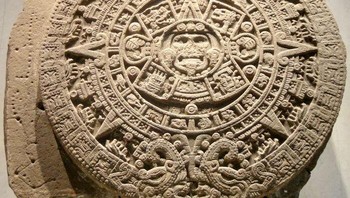 Batu Matahari Aztec (abad 15): Batu ini juga dikenal sebagai kalender Aztec, adalah peninggalan seberat 24 ton yang diukir pada abad ke-15 untuk menghormati dewa Matahari Tonatiuh, sekarang disimpan di Museum Antropologi Nasional Meksiko dan telah muncul sebagai hiasan di banyak produk modern. Foto: Bored Panda