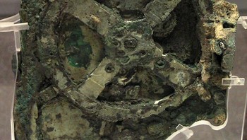 Mekanisme Antikythera (205-100 SM): Benda ini adalah artefak penuh teka-teki. Arkeolog baru menyadari pentingnya artefak itu 2 tahun setelah penemuannya. Berdasar kalender Mesir kuno dan sistem zodiak yang sudah dikenal, mekanismenya terdiri dari beberapa roda gigi yang ketika diputar, mengungkap detail spesifik tentang tanggal dan posisi Matahari dan Bulan. Foto: Bored Panda