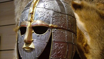 Suton Hoo (abad 6): Sutton Hoo, di timur Inggris, adalah lokasi beberapa pemakaman awal abad pertengahan, termasuk pemakaman kapal Anglo-Saxon, salah satu penemuan arkeologi paling luar biasa di Inggris. Arkeolog Basil Brown menemukan sisa-sisa kapal sepanjang 27 m sarat harta karun di dalam kerangka pemimpin Anglo-Saxon yang telah lama meninggal. Foto: Bored Panda