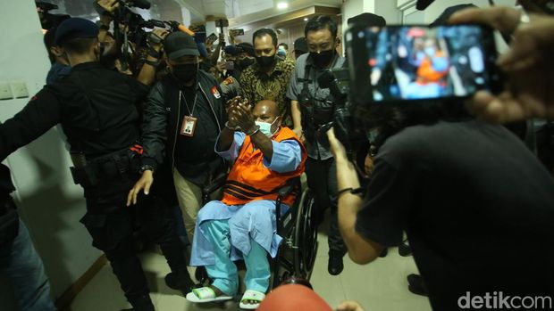 Gubernur Papua Lukas Enembe resmi ditahan KPK. Lukas terlihat mengenakan rompi oranye dan diborgol saat dibawa menggunakan kursi roda.