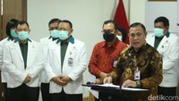 Firli mengatakan Lukas Enembe akan ditahan selama 20 hari pertama. Dia mengatakan penahanan dilakukan untuk kepentingan penyidikan.