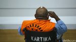 Foto-foto Lukas Enembe Berompi Oranye-Berkursi Roda