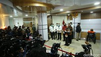 KPK memberi kesempatan kepada tersangka untuk menjalani perawatan. Lukas akan dirawat di RSPAD hingga kondisinya membaik.