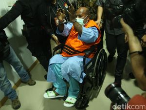 Saat Lukas Enembe Pamer Tangan Diborgol di RSPAD
