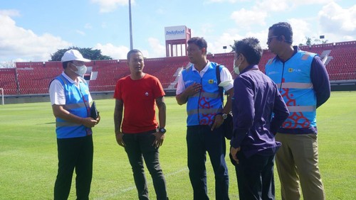 General Manajer PLN UID Bali, I Wayan Udayana ketika melakukan kunjungan di Stadion Kapten I Wayan Dipta, Gianyar, Bali, Selasa (10/1/2023).