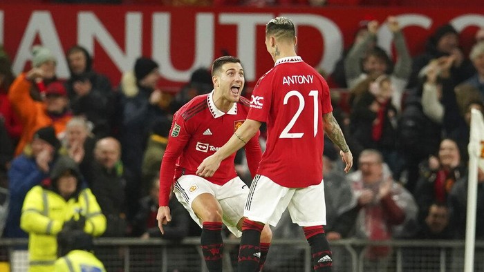Manchester Uniteds Antony, right, celebrates with Diogo Dalot after scoring the opening goal during the English League Cup quarter final soccer match between Manchester United and Charlton Athletic at Old Trafford in Manchester, England, Tuesday, Jan. 10, 2023. (AP Photo/Dave Thompson)