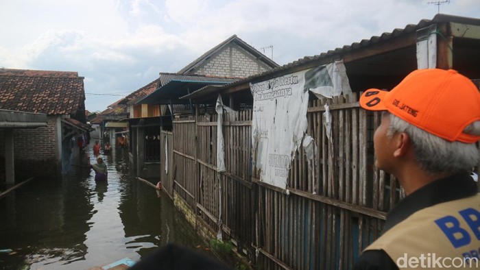 Gubernur Jateng Ganjar Pranowo meninjau banjir di Juwana, Pati, yang sudah berlangsung selama sepekan, Rabu (11/1/2023).