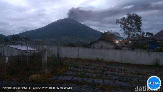 Gunung Kerinci di Jambi erupsi, pagi ini.