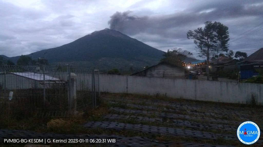 Penampakan Gunung Kerinci Masih Erupsi Keluarkan Abu Vulkanik