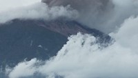 Tampak terlihat dari dekat abu vulkanik berwana hitam pekat yang keluar dari Gunung Kerinci itu. Kondisi gunung api ini juga diselimuti awan, bahkan erupsi atau letusan Gunung Kerinci itu sejak pagi hingga siang ini tidak dapat dihitung. (Foto: Istimewa) 
