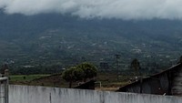 Ketinggian abu itu teramati kurang lebih 900 meter di atas puncak ketinggian Gunung Kerinci yang mengarah ke Timur Laut-Timur (Foto: Istimewa)