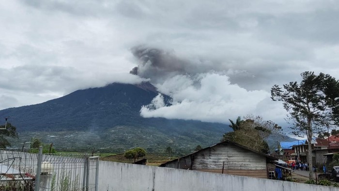 Gunung Kerinci Erupsi