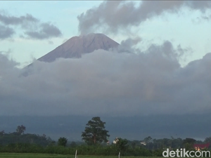 Gunung Semeru Muntahkan Lava Pijar Sejauh Satu Kilometer