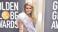 Ia tampil seksi menawan dengan mini dress berwarna silver. Invision/Jordan Strauss