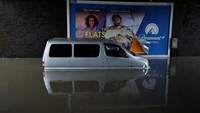 Mobil-mobil ini ditinggalkan pemiliknya.
