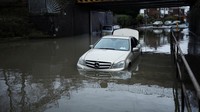 Tampak jalan yang terendam banjir berada di bawah jembatan.