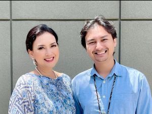 Gaya Ira Wibowo Kondangan Bareng Pacar Baru, Kompak Pakai Baju Senada
