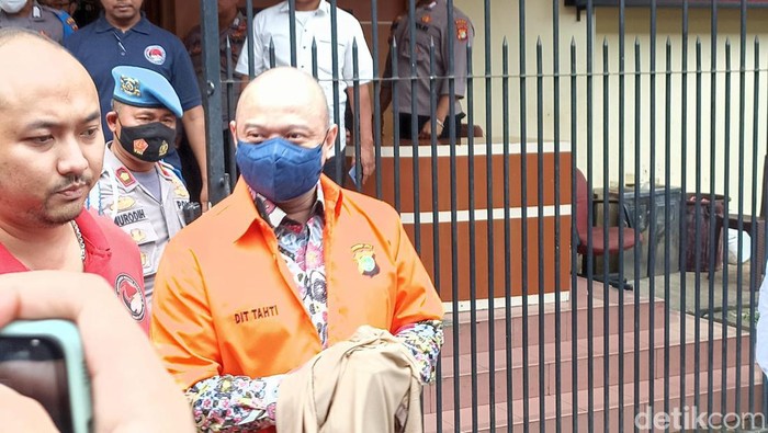Irjen Teddy Minahasa berbaju tahanan dilimpahkan ke Kejari Jakbar siang ini