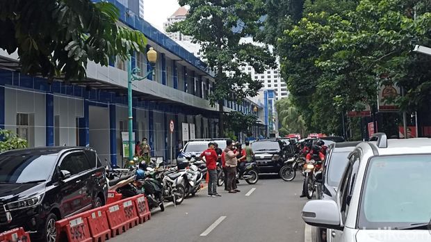 Irjen Teddy Minahasa berbaju tahanan dilimpahkan ke Kejari Jakbar siang ini