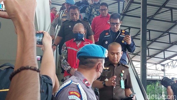 Irjen Teddy Minahasa dibawa mobil tahanan jaksa untuk ditahan kembali.