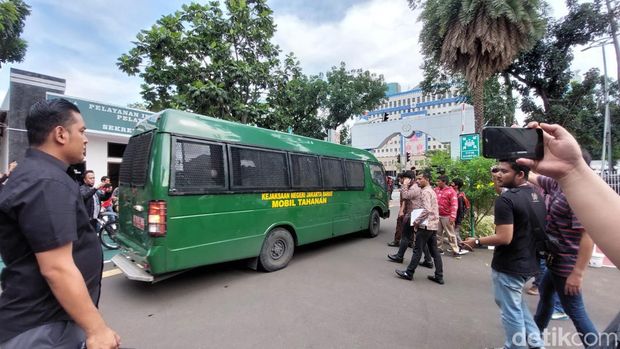 Irjen Teddy Minahasa dibawa mobil tahanan jaksa untuk ditahan kembali.