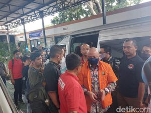 Irjen Teddy Minahasa Tiba di Kejari Jakbar, Hotman Paris Dampingi