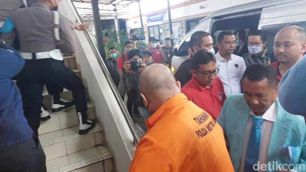 Irjen Teddy Minahasa dkk tiba di Kejari Jakarta Barat, Rabu (11/1/2023) untuk pelimpahan tahap 2 kasus narkoba