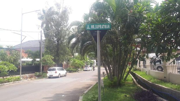 Jika Makam WR Soepratman berada di Jalan Kenjeran, lantas di mana Jalan WR Supratman? Hasil penelusurana detikJatim, jalan tersebut berada di Kelurahan Dr Sutomo, Kecamatan Tegalsari.