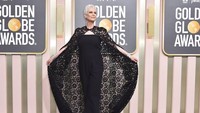 Gloden Globe 2023 resmi dimulai dan Jamie Lee Curtis yang juga menjadi presenter tampak mengenakan dress hitam semi transparan. Invision/Jordan Strauss