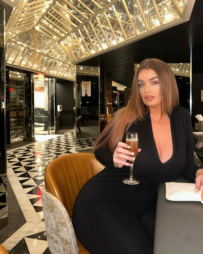 Sayangnya prosedur itu malah membuatnya mengalami sepsis dan sempat harus dirawat selama sebulan hingga ia sempat berpikir akan mati.Foto: Instagram Jane Park