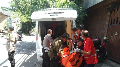 Jasad Kotlov SM dievakuasi dari kolam renang vila di Seminyak, Kuta, Badung.