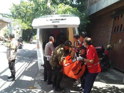 Jasad Kotlov SM dievakuasi dari kolam renang vila di Seminyak, Kuta, Badung.