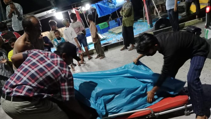 Jenazah ABK kapal bernama Rudy saat dievakuasi