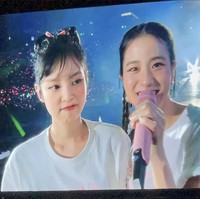 Namun saat tampil di kampung halaman Lisa BLACKPINK, Jennie terlihat fresh dengan gaya makeup yang lebih mencolok. Foto: Instagram