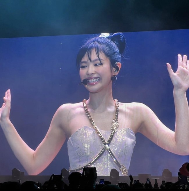 BLACKPINK baru saja menyelesaikan konser yang digelar selama dua hari berturut-turut di Thailand. Salah satu personelnya, Jennie pun menyita perhatian karena tampil dengan gaya makeup baru. Foto: Instagram