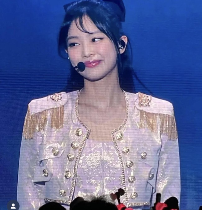 Posisi personel BLACKPINK yang langganan menempati peringkat pertama daftar berikut tergeser. Jennie ada di urutan kedua dan mencuri perhatian saat tampil dengan gaya makeup baru di Thailand. Penampilannya dinilai lebih fresh, karena sebelumnya kerap memakai shades berwarna nude. Foto: Instagram