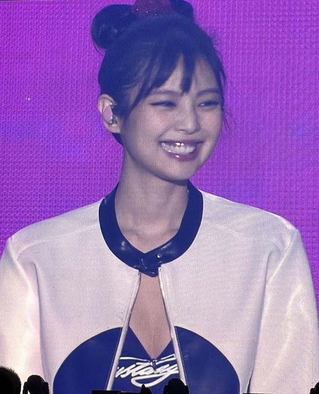 Idol KPop yang digosipkan pacaran dengan V BTS itu tampil dengan pulasan blush on berwarna peach yang membuat pipinya menyembul. Jennie juga memakai lipstik berwarna pink cerah. Foto: Instagram