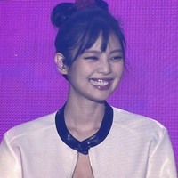 Idol KPop yang digosipkan pacaran dengan V BTS itu tampil dengan pulasan blush on berwarna peach yang membuat pipinya menyembul. Jennie juga memakai lipstik berwarna pink cerah. Foto: Instagram