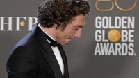 Jeremy Allen White sepertinya tengah memikirkan sesuatu dengan pialanya itu, Invision/Chris Pizzello