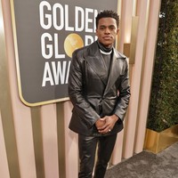 Aktor Jeremy Pope bersolek dengan setelan serba kulit nan edgy. Busananya dirancang oleh Dolce & Gabbana. (Foto: NBC via Getty Images/Todd Williamson/NBC)