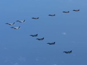 Ada Kapal Induk China Dekat Taiwan, Jepang Kerahkan Jet Tempur!