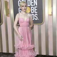 Julia Garner juga muncul dengan gaun berwarna pink. Aktris yang masuk nominasi berkat perannya di serial Inventing Anna ini mengenakan gaun Gucci yang menawan dengan susunan ruffle di bagian rok. (Foto: NBC via Getty Images/Todd Williamson/NBC)