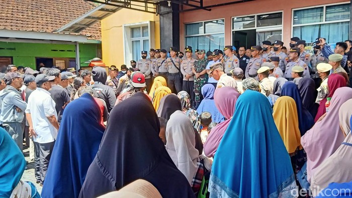 Warga mendatangi kantor desa Lengkong usai pencopotan Yayah Widiantoro.