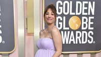 Kaley yang sedang hamil itu terlihat manis dalam balutan dress sabrina. Invision/Jordan Strauss