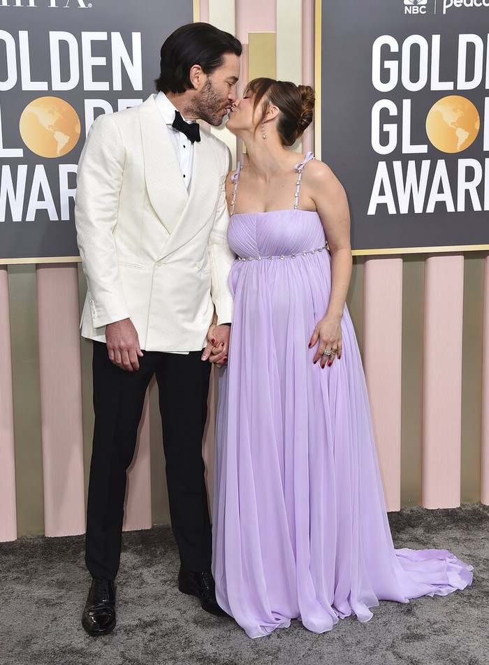 Tom Pelphrey, left, and Kaley Cuoco kiss upon arrival at the 80th annual Golden Globe Awards at the Beverly Hilton Hotel on Tuesday, Jan. 10, 2023, in Beverly Hills, Calif. (Photo by Jordan Strauss/Invision/AP)