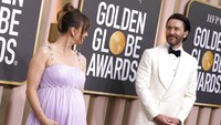 Pasangan lainnya yakni Kaley Cuoco dan Tom Pelphrey juga tak kalah mesra. Invision/Jordan Strauss