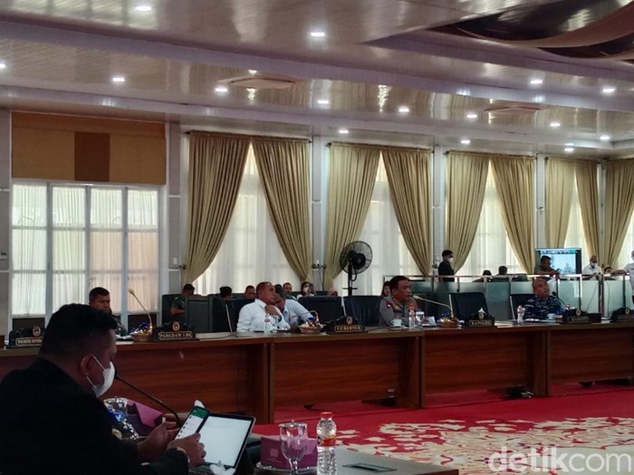 Kapolda Sumut Irjen RZ Panca Putra Simanjuntak saat memaparkan kesiapan pengamanan F1 H2O dalam rapat di Rumah Dinas Gubsu
