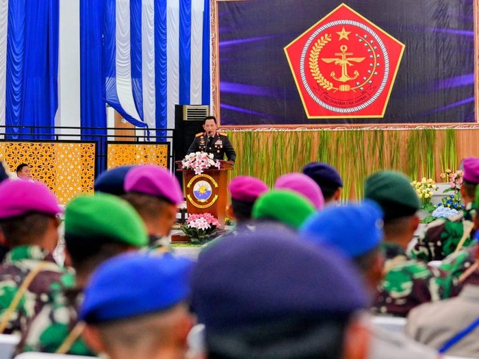 Kapolri Jenderal Listyo Sigit Prabowo memberikan pengarahan pada prajurit TNI-Polri di Sorong, Papua Barat, Rabu (11/1/2023).