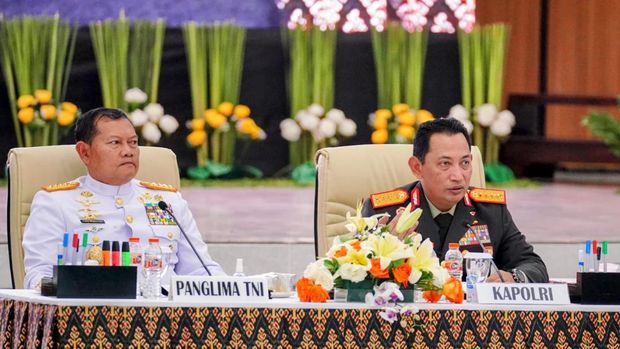 Kapolri Jenderal Listyo Sigit Prabowo memberikan pengarahan pada prajurit TNI-Polri di Sorong, Papua Barat, Rabu (11/1/2023).