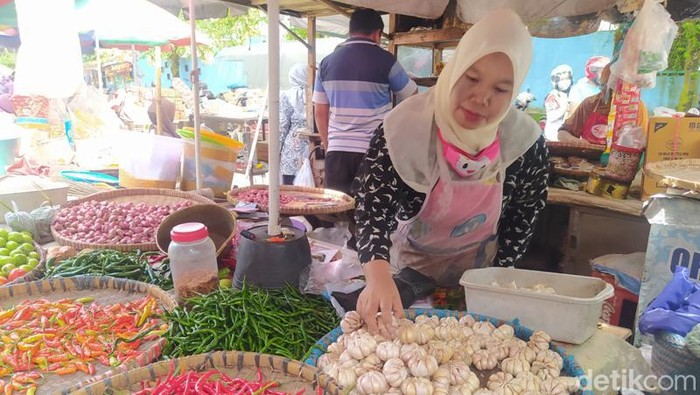 Pedagang bawang putih menunjukkan dagangannya di Pasar Borobudur, Kabupaten Magelang.